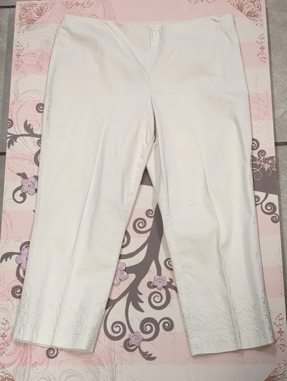 Jones New York White Embroidered Cropped Pants
